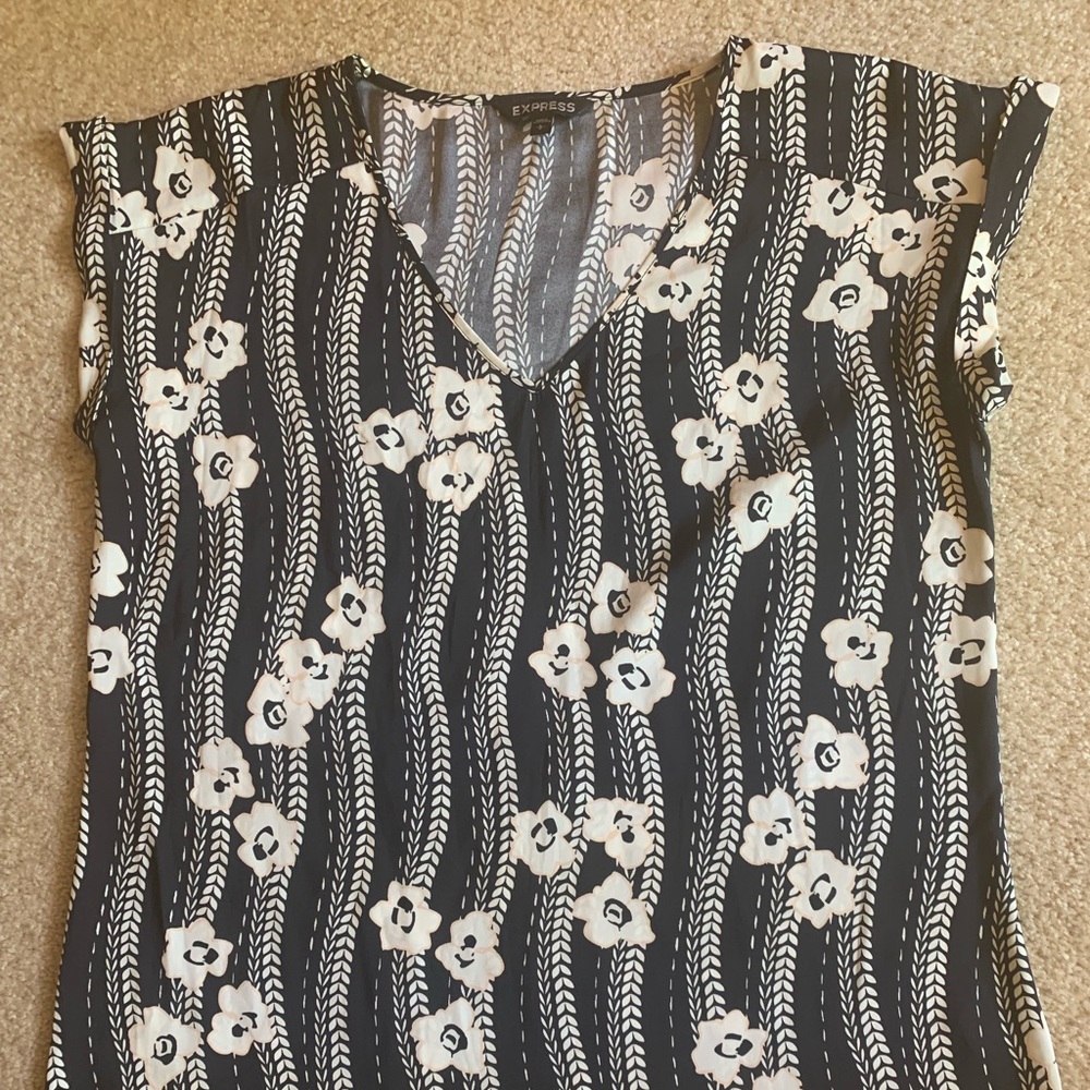 Flower print top. Great with white/pink bottom